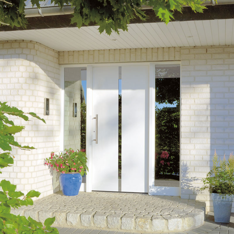 Weiße Aluminium-Haustür mit Seitenteilen an einem Wohnhaus